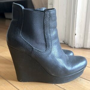 Black leather ankle boots with wedge heel #ankleboots
Seychelles
Size 7.5